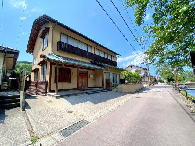 Versatile 12DK House with Riverside Location - Photo 1