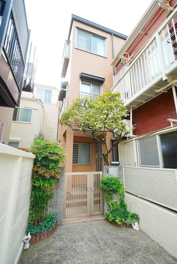 Spacious 4LDK+S Detached House with Balcony in Minami-Nagasaki - Photo 1