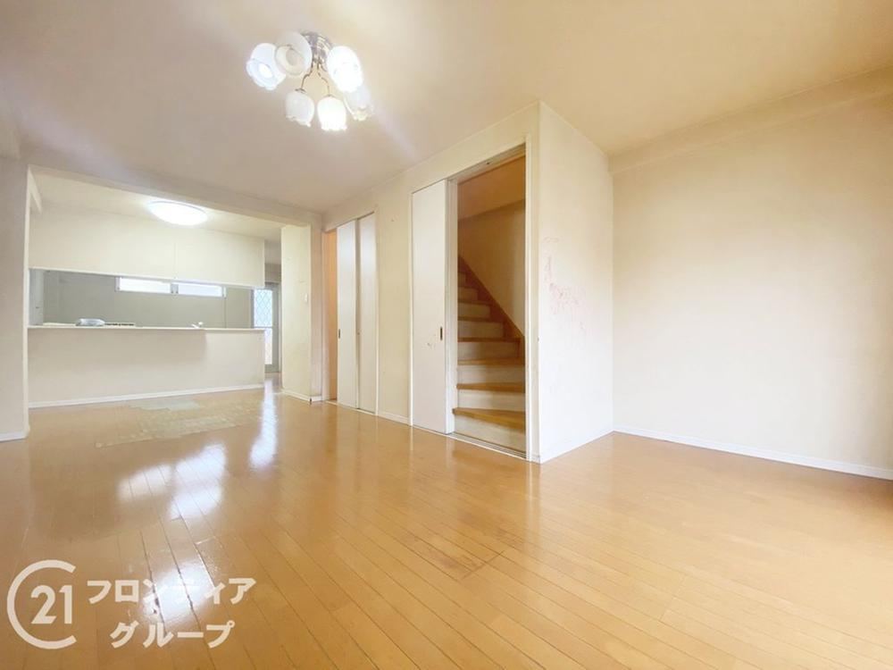 Spacious 4LDK with 7m Front Road - Photo 1