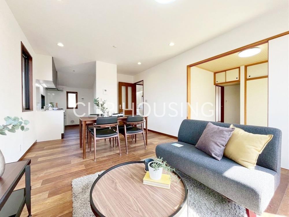 Spacious 5LDK Two-Family Home in Sakuradai, Isehara - Photo 1