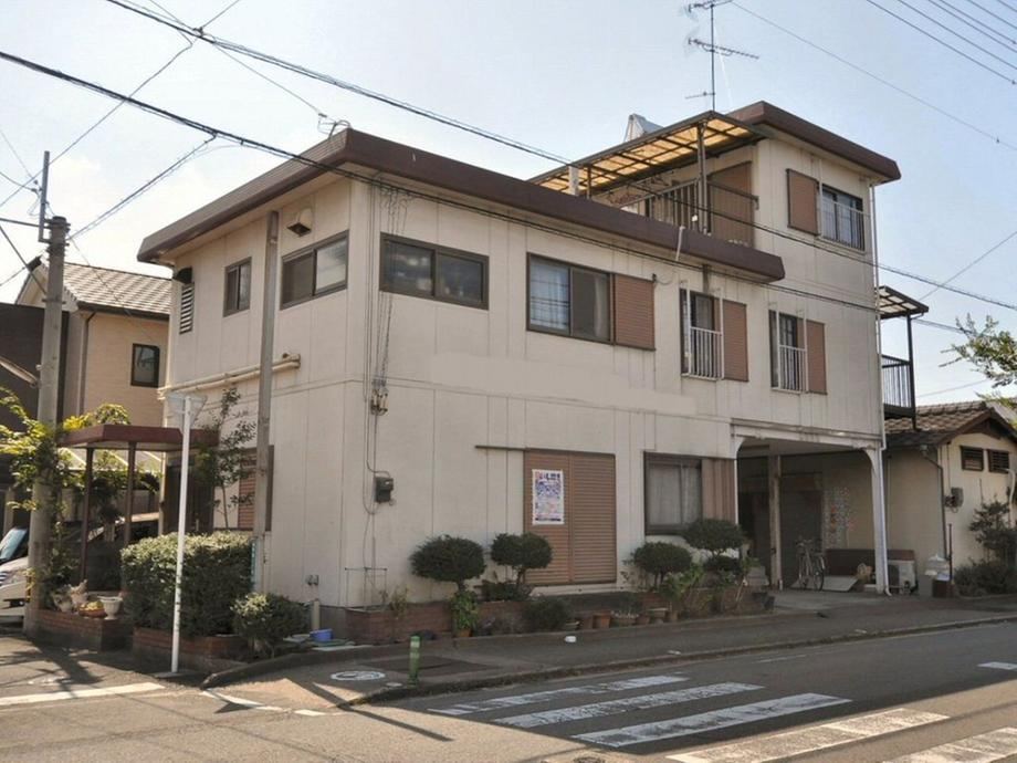 Stylish 5LDK Home with Ample Parking - Photo 1