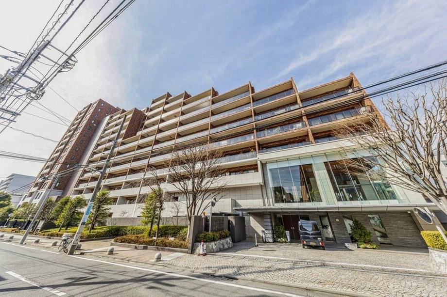 Elegant 2LDK Apartment in Takada - Photo 1