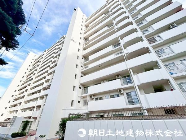 Elevator Access 3LDK Apartment with Scenic Views - Photo 1