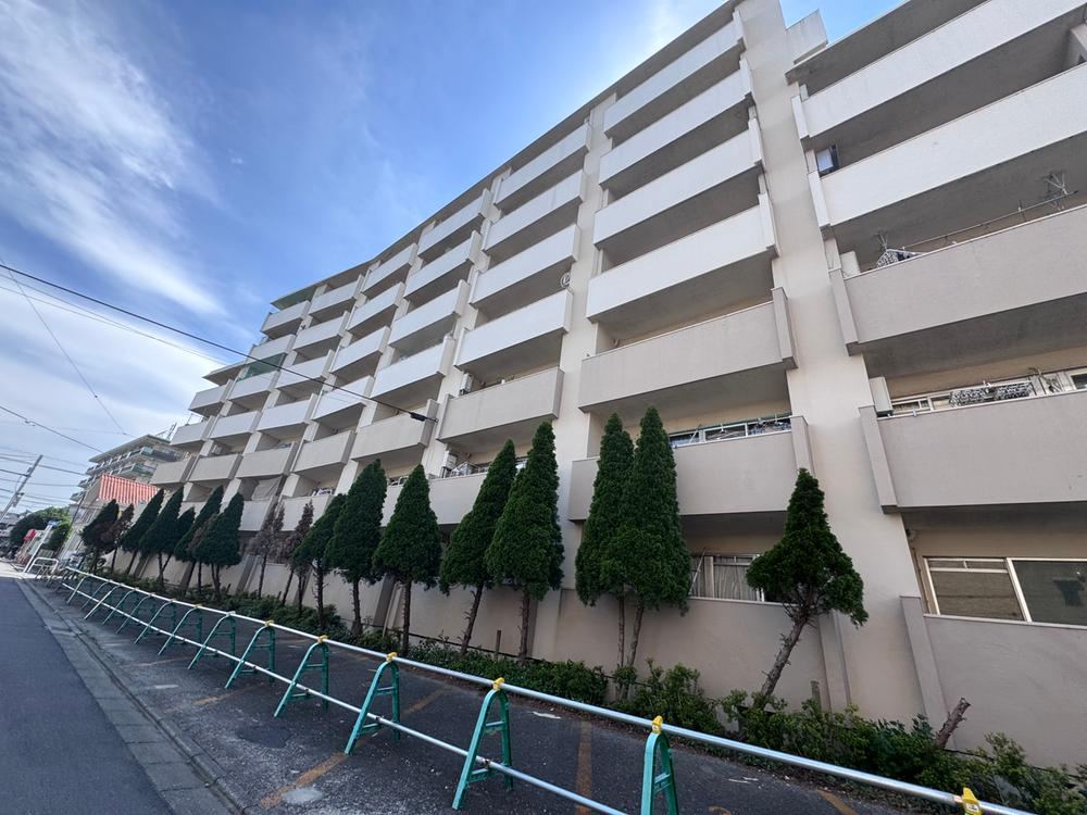 Renovated 1LDK Apartment Near Musashisakai Station - Photo 1