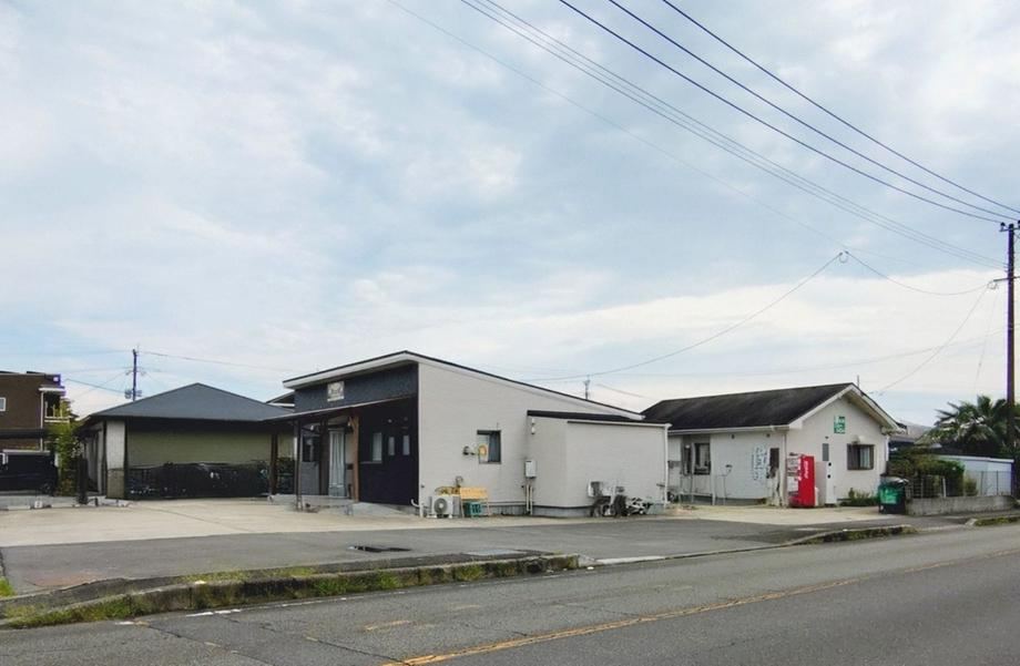 Spacious 3LDK House with Business Potential in Sadotawara - Photo 1