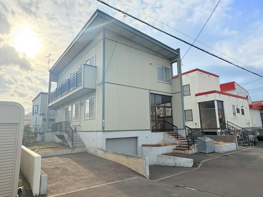 Renovated 5LDK Home with Ample Storage in Ishikari - Photo 1