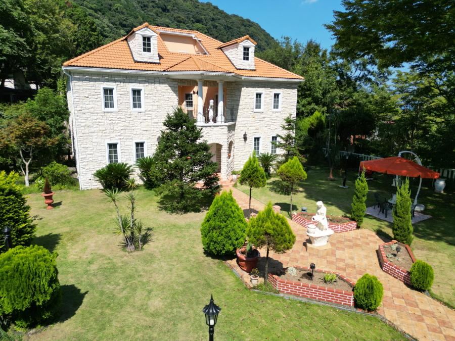 Spanish-style House with Patio and Hot Spring - Photo 1