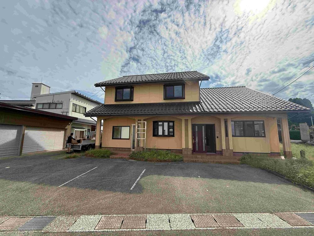 Large Corner Lot House with Storefront in Takaoka - Photo 1