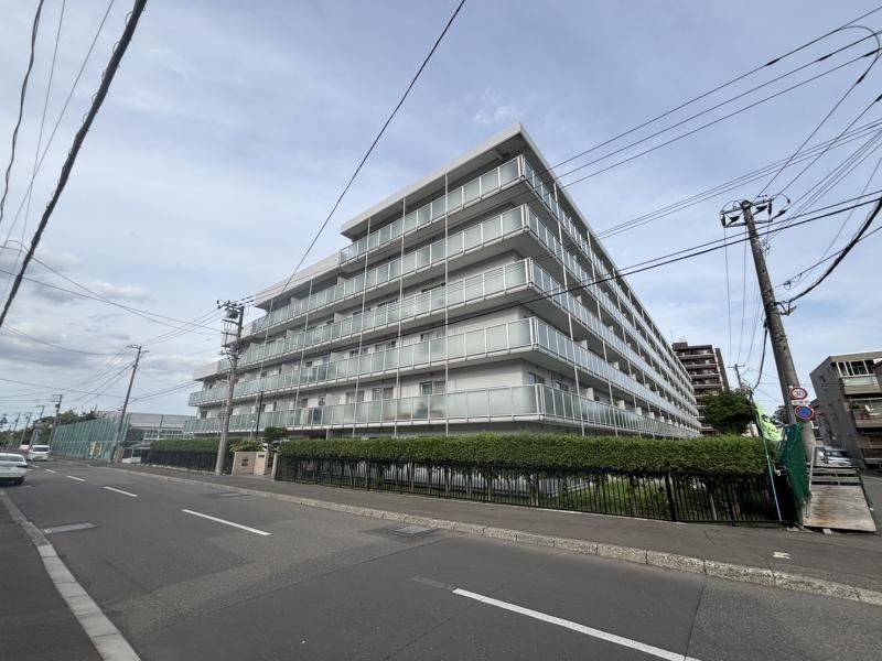 Bright 3LDK Corner Apartment in Sumikawa - Photo 1