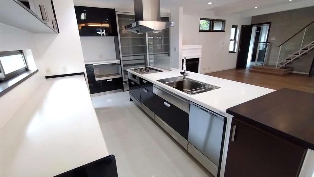 Spacious 5LDK Home with Renovation in Fukuoka City - Photo 1
