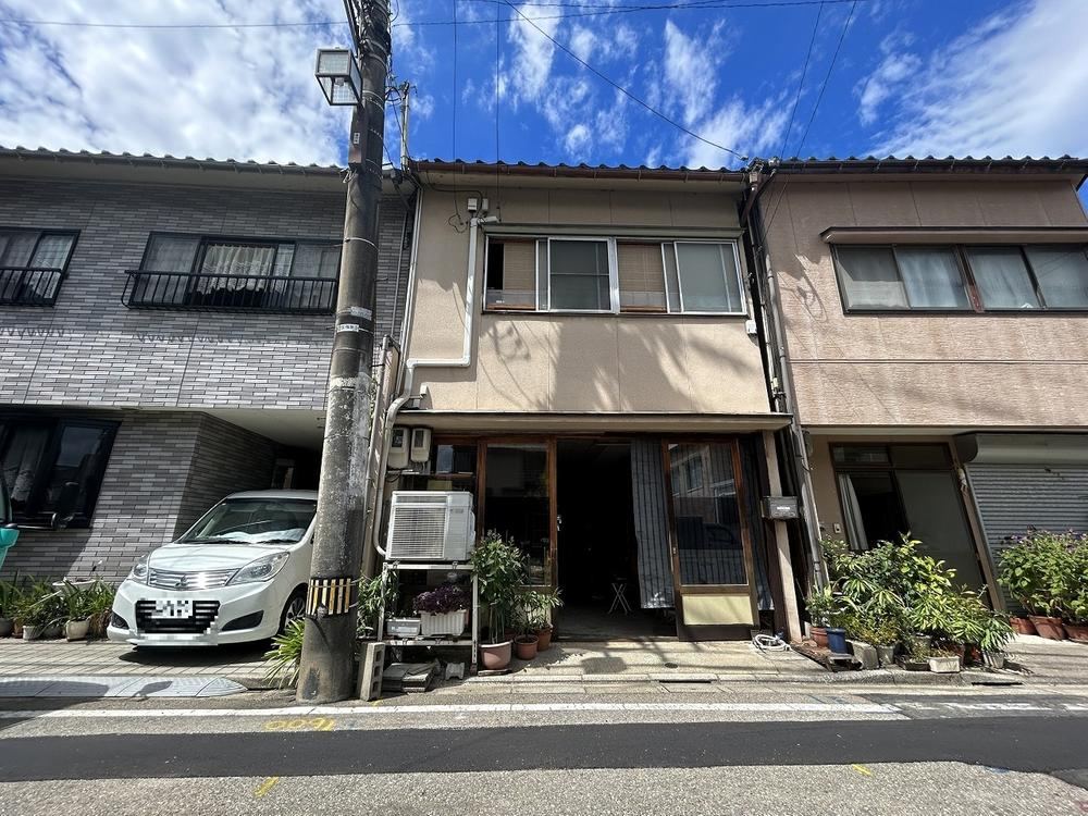 Renovated 4LDK Home Near Kanazawa Station - Photo 1
