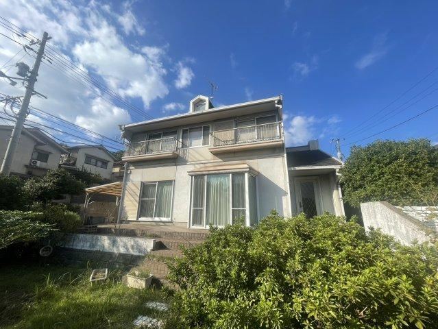 Spacious 4LDK Home with Garden and City Views - Photo 1