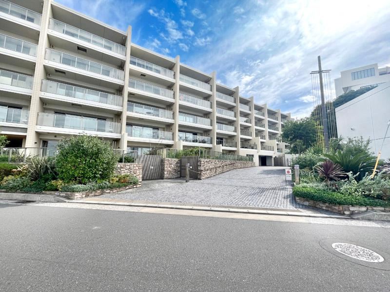 Modern 3LDK Apartment Steps from the Beach in Yokosuka - Photo 1
