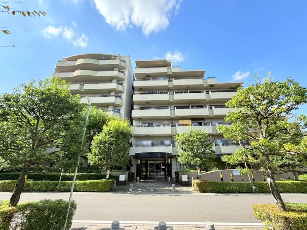 Top Floor 3LDK Apartment with Southern Exposure in Koshigaya - Photo 1