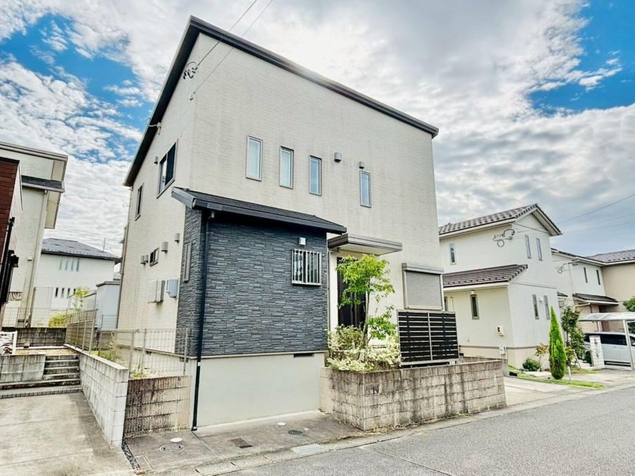 Modern 3LDK Home with Solar Panels in Seto - Photo 1