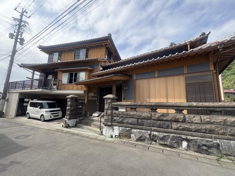 Spacious 8DK Traditional House on a Corner Lot - Photo 1