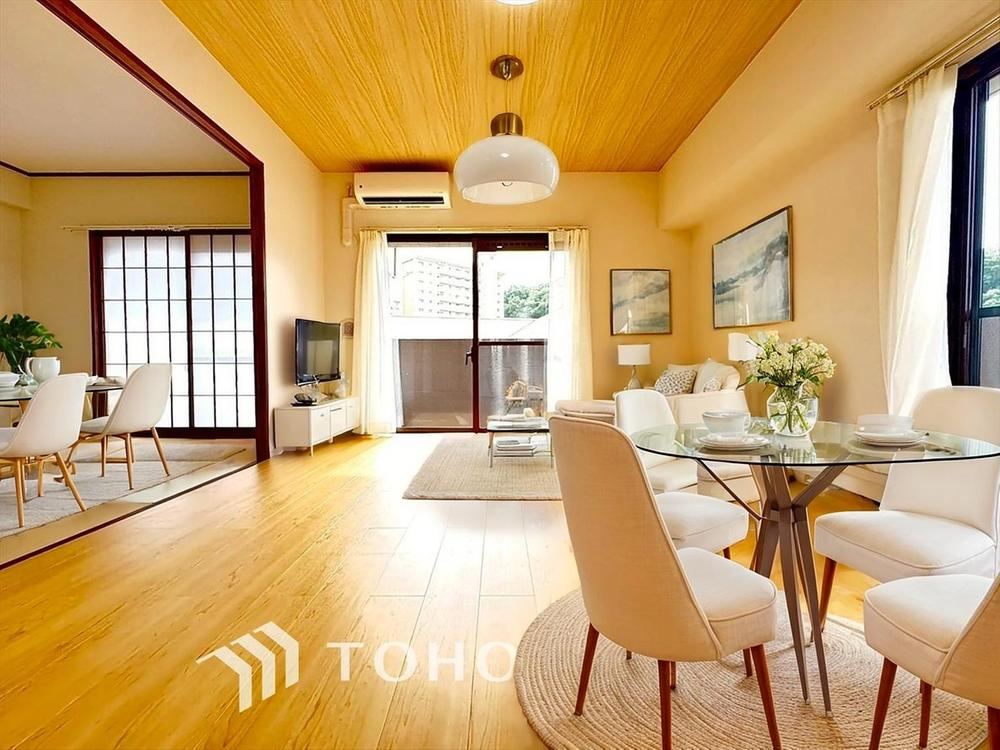 Renovated 3LDK Corner Apartment with Immediate Viewing - Photo 1