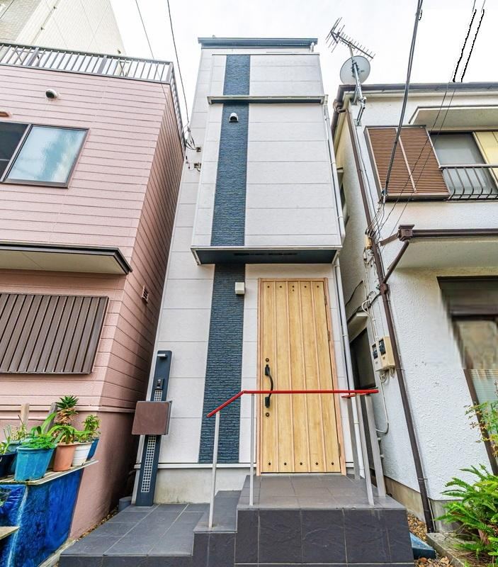 Custom-Built 1LDK+2S House with Rooftop in Sumida, Tokyo - Photo 1