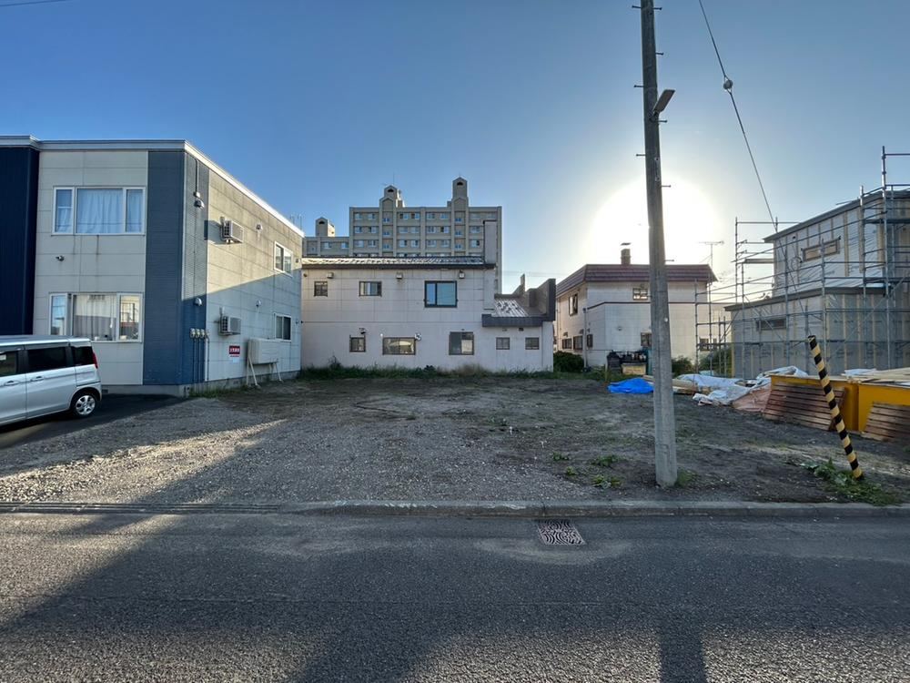 Prime Location Land Near Supermarkets and Restaurants - Photo 1