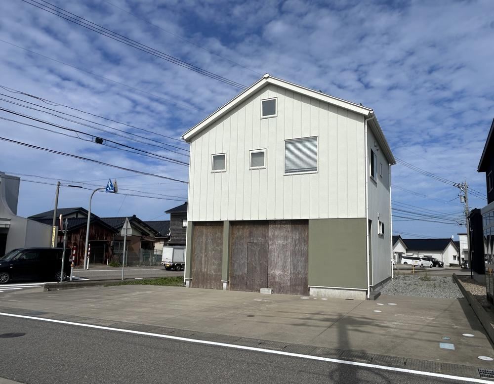 3LDK House with Ocean View in Akihama - Photo 1