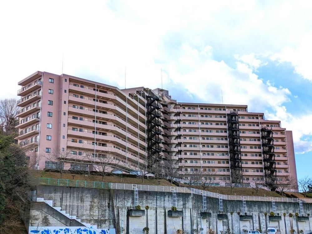 Bright 3LDK Apartment with Scenic Views - Photo 1