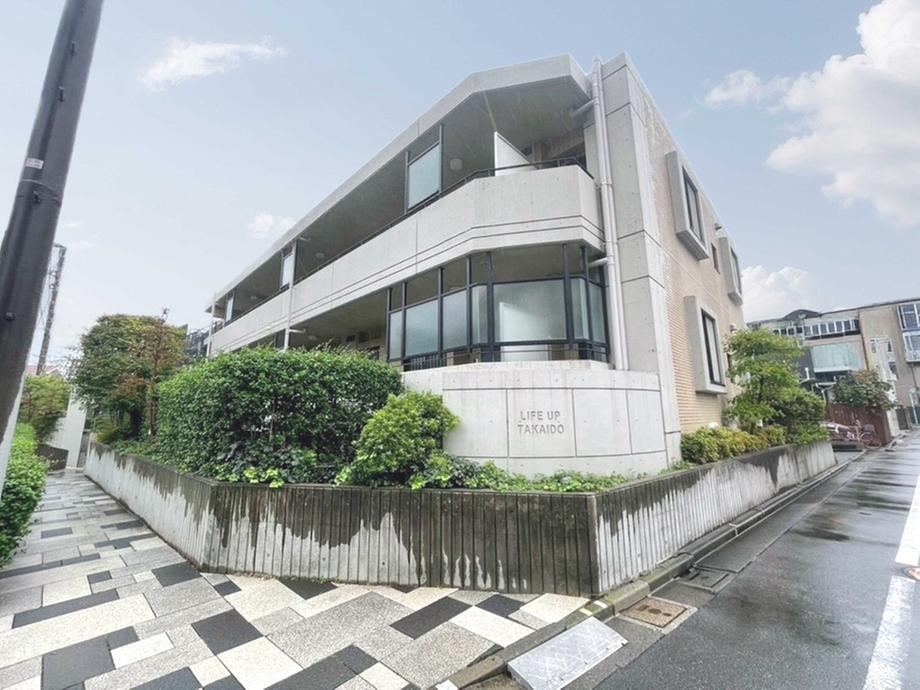 Conveniently Located 3LDK Apartment Near Takahido Station - Photo 1