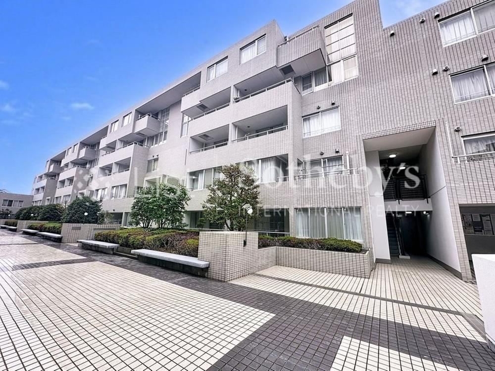 Renovated 3LDK Apartment in Sakai - Photo 1