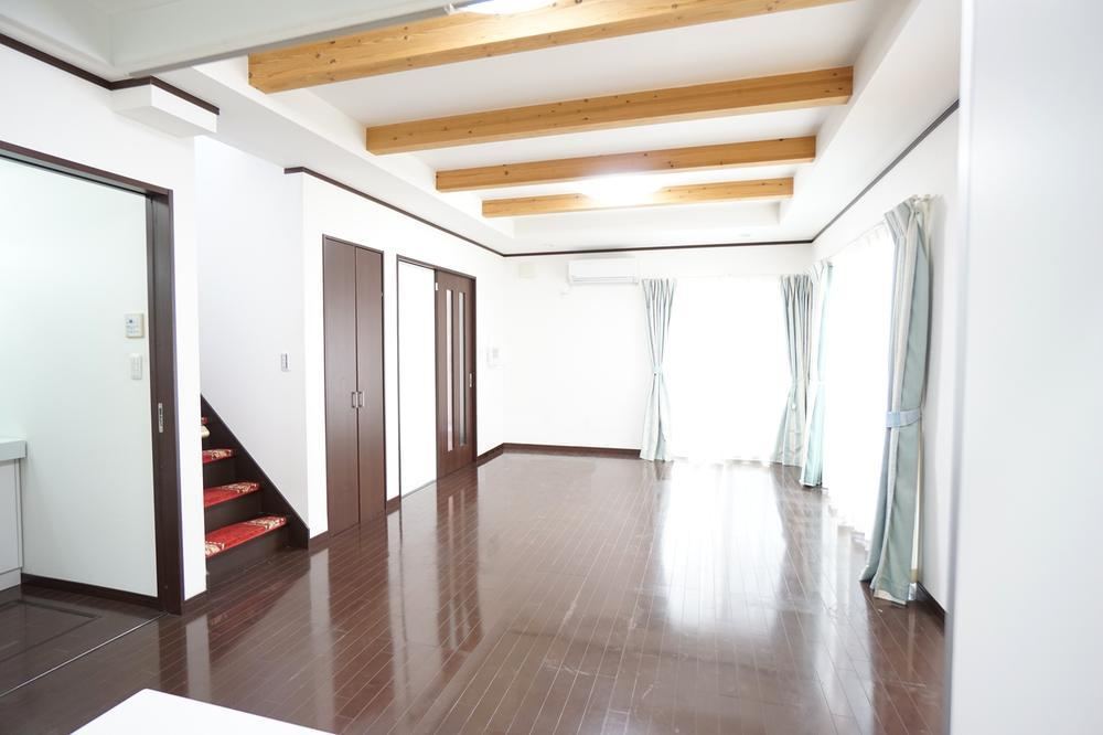 Secure 4LDK House with Modern Security Features - Photo 1