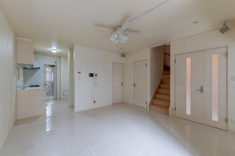 Bright 3LDK House with Dual Balconies in Toyonaka - Photo 1