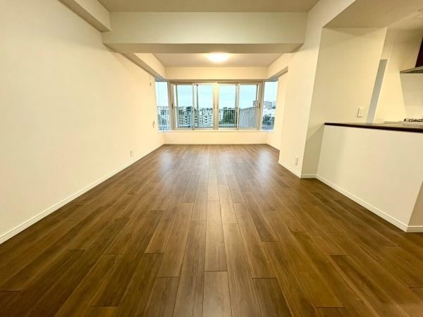Top Floor 3LDK Apartment with Southeast Exposure - Photo 1