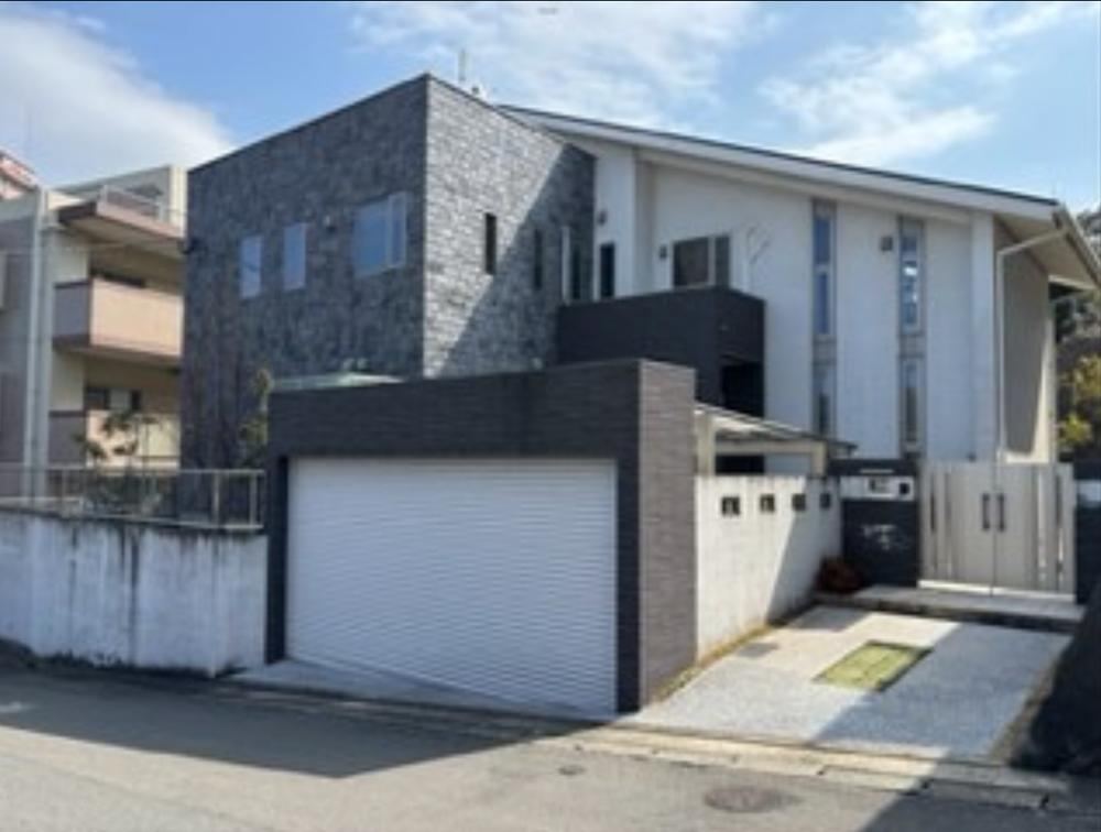 Elegant 5LDK Home with Beautiful Garden Near Najima Station - Photo 1