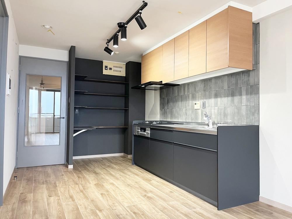 South-Facing 2LDK Apartment in Hiratsuka - Photo 1