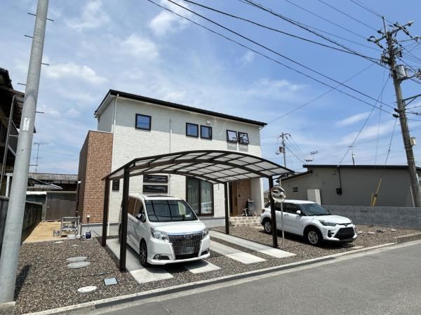 Modern 3LDK+2S Detached House with Ample Storage - Photo 1