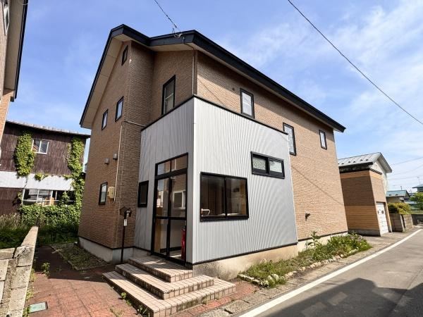 Modern 4LDK Home with Loft in Aomori - Photo 1