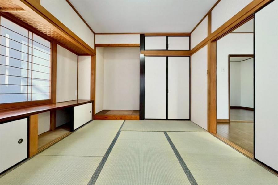 Renovated 4LDK Home Available Now - Photo 1