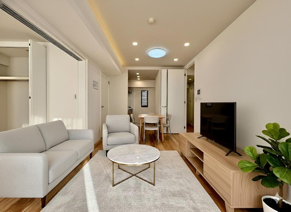 Renovated 2LDK Apartment with Wide Balcony - Photo 1