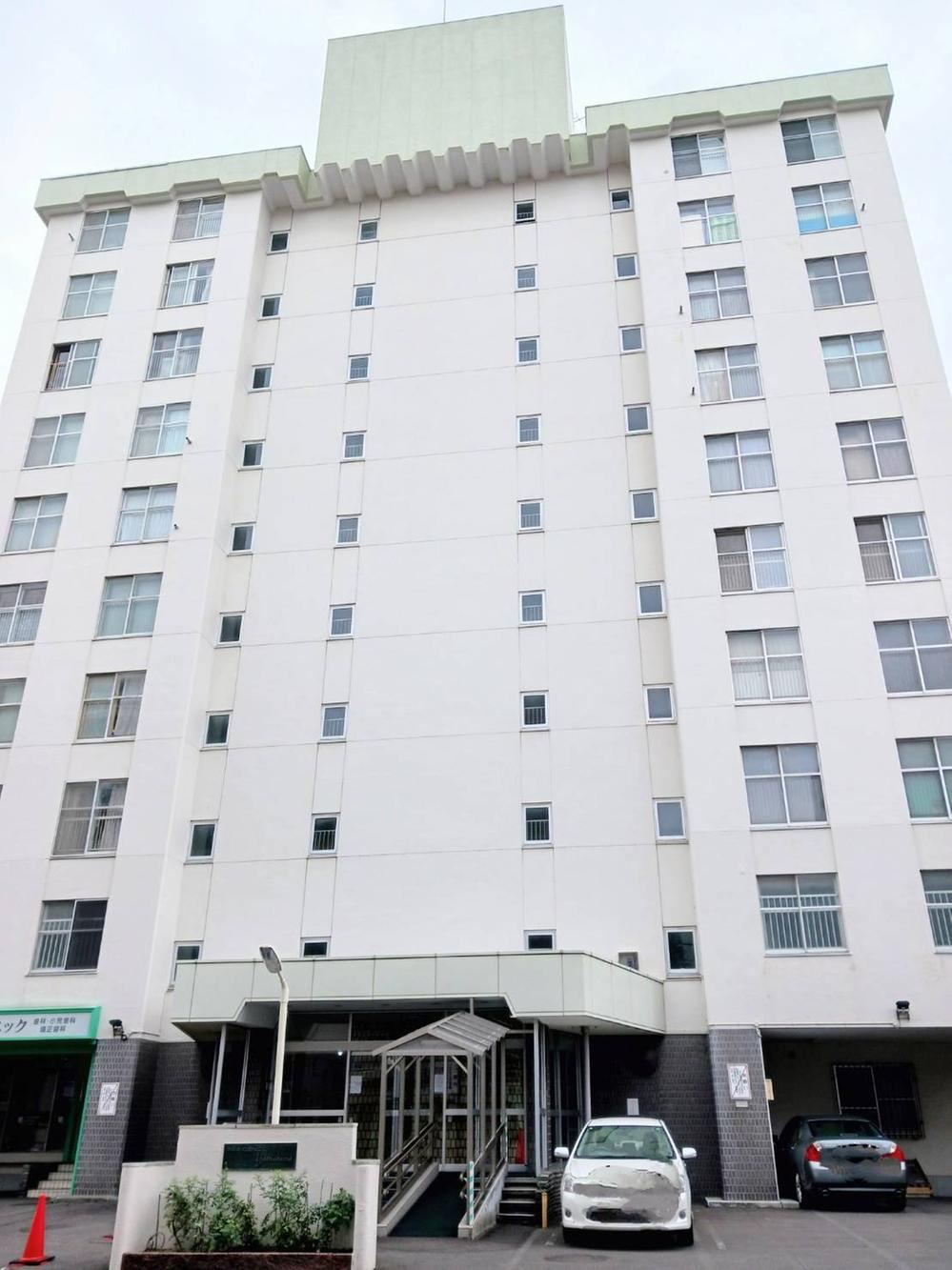 Conveniently Located Apartment Near Shopping Areas - Photo 1