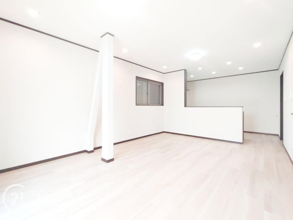 Bright 3LDK House with Two Balconies in Higashi-Osaka - Photo 1