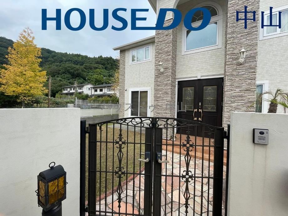 Spacious 4LDK House with Modern Amenities - Photo 1
