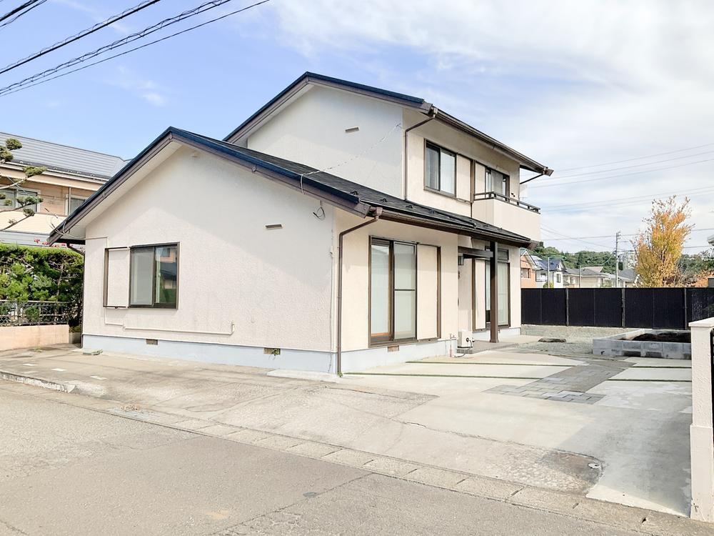 Fully Renovated 4LDK Home with Ample Parking in Sakura Gaoka - Photo 1
