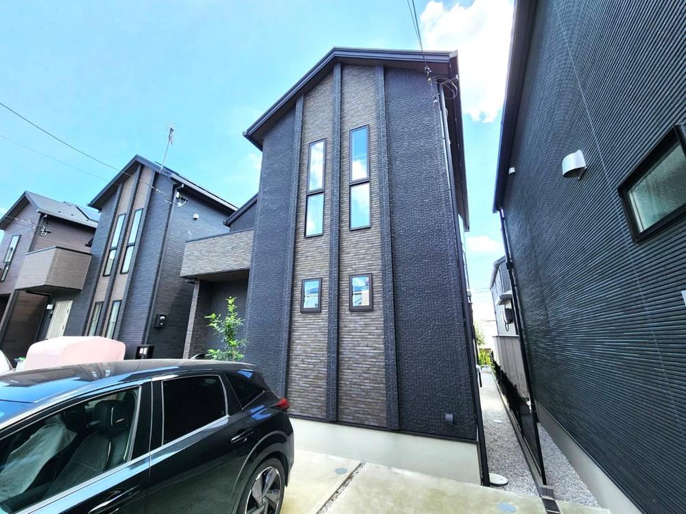 Modern Detached House with Ample Parking - Photo 1