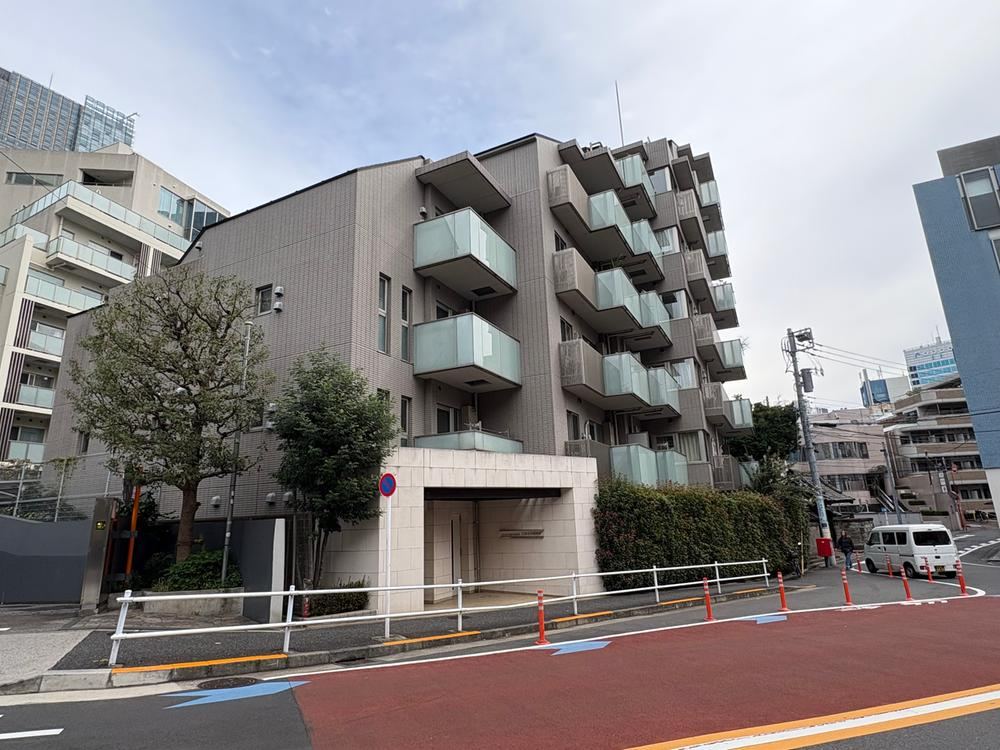 2LDK apartment in Minato Ward, Tokyo - Photo 1