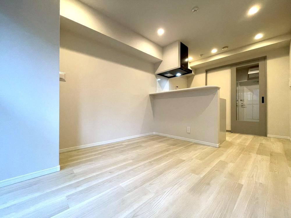 Renovated 1LDK Apartment with Private Garden - Photo 1