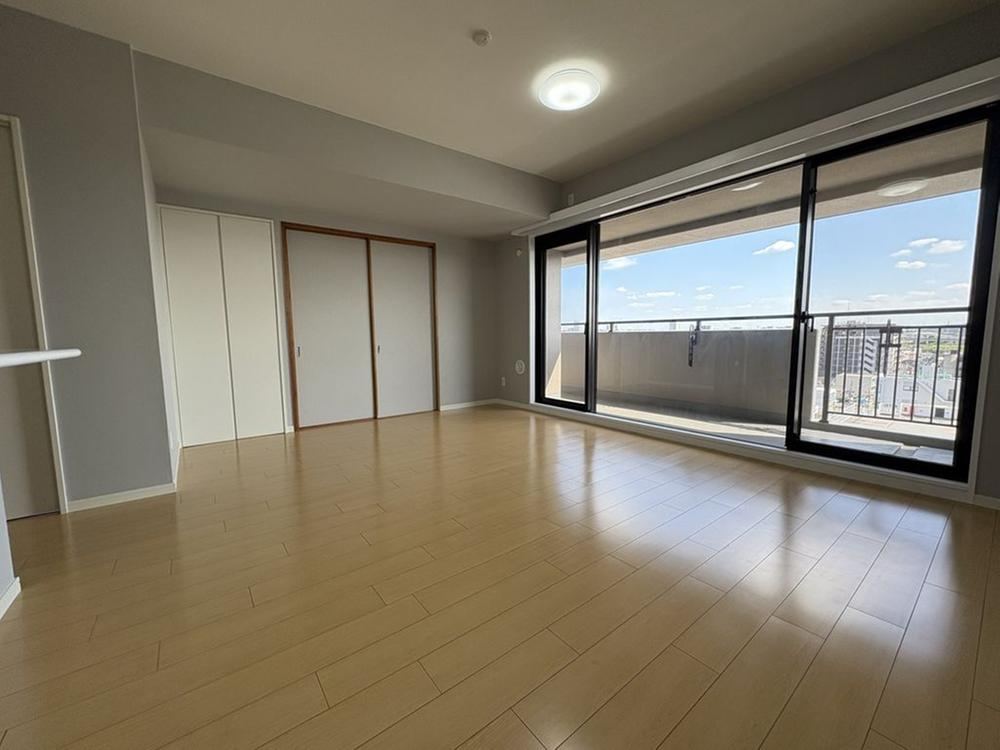 Renovated 3LDK Corner Apartment Just 2 Minutes from Hon-Atsugi Station - Photo 1