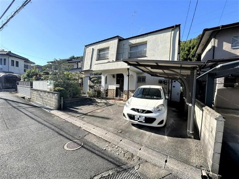 8K Home with Ample Parking and Room Count - Photo 1