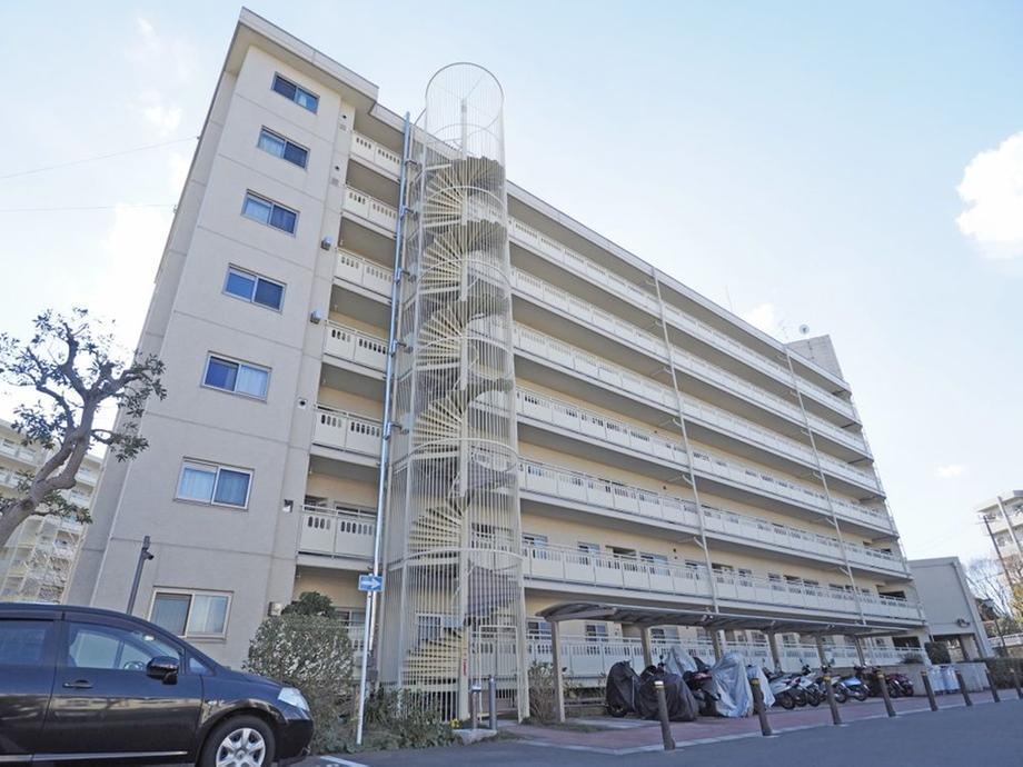 Spacious 3LDK Apartment with Good Sunlight in Yokohama - Photo 1