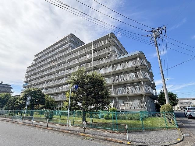 Bright 3LDK Corner Apartment in Koshigaya - Photo 1