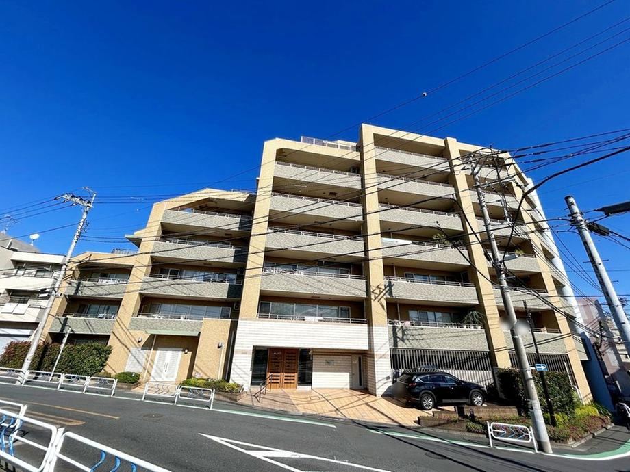 Spacious 3LDK Apartment in Hirai - Photo 1