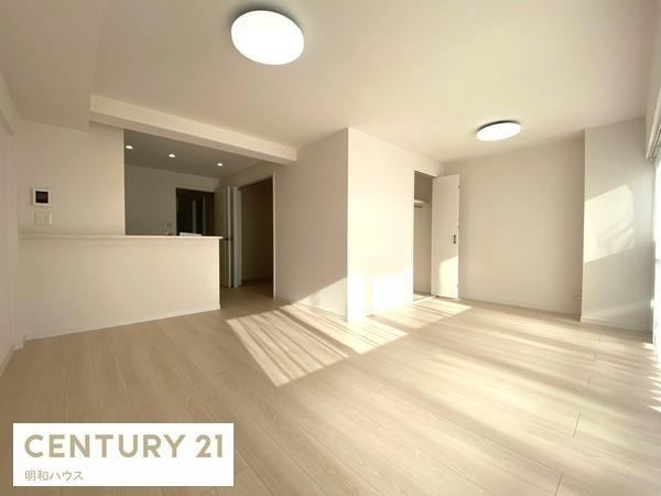 Top Floor 2LDK Apartment with Renovation - Photo 1