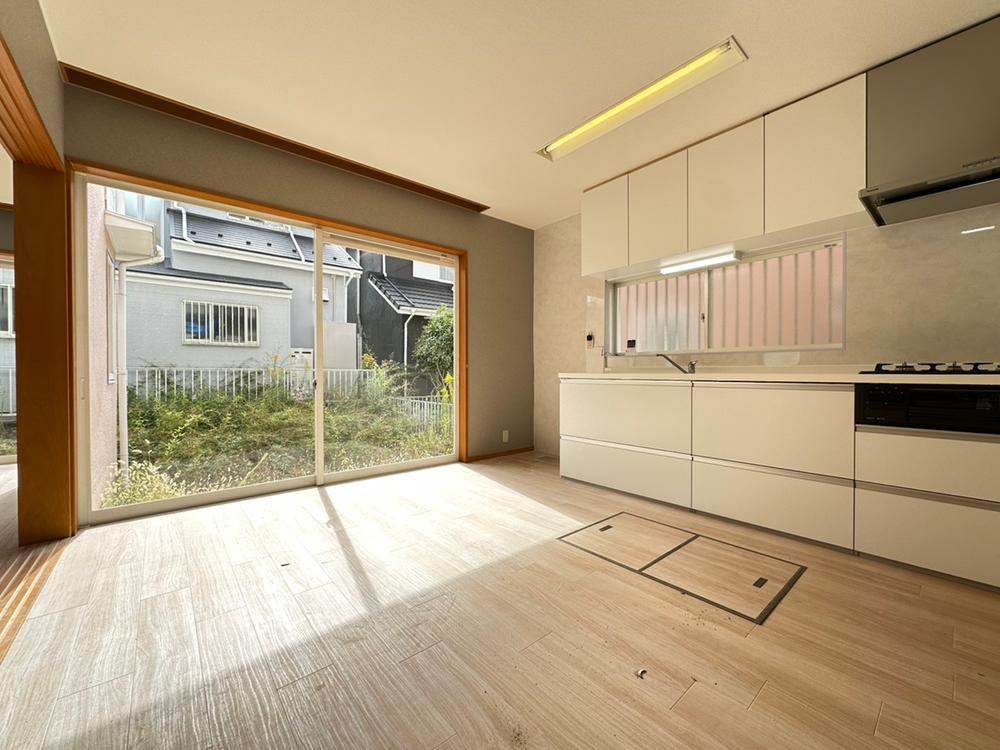 Renovated 4LDK House with Large Living Room in Oguradai, Kobe - Photo 1